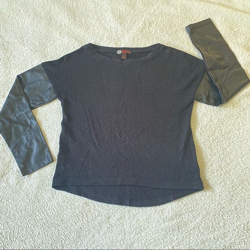 𝅺jj Basic Black Knit sweater with pleather sleeves size medium high low …​
